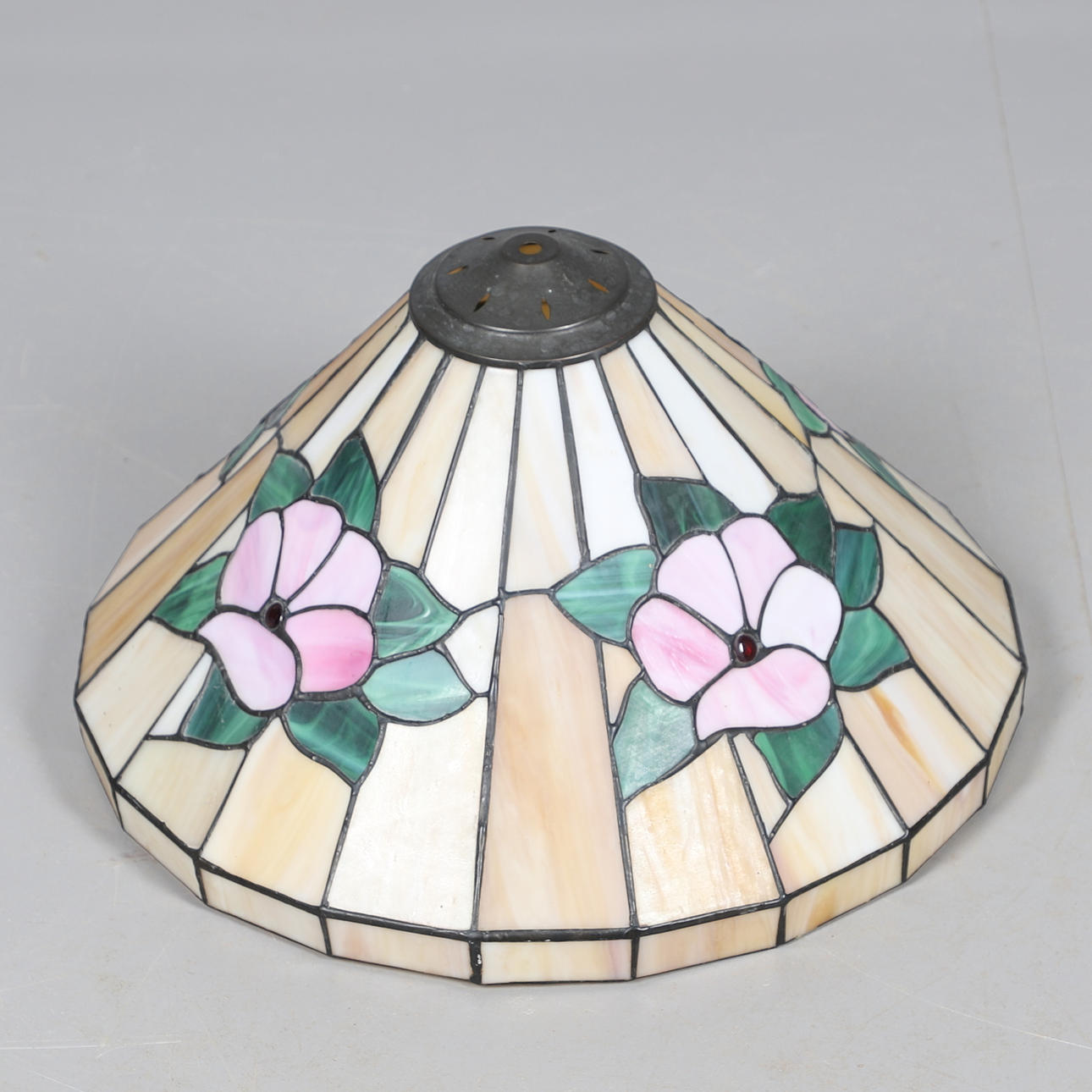 EN STOR LAMPSKÄRM I TIFFANY-STIL.