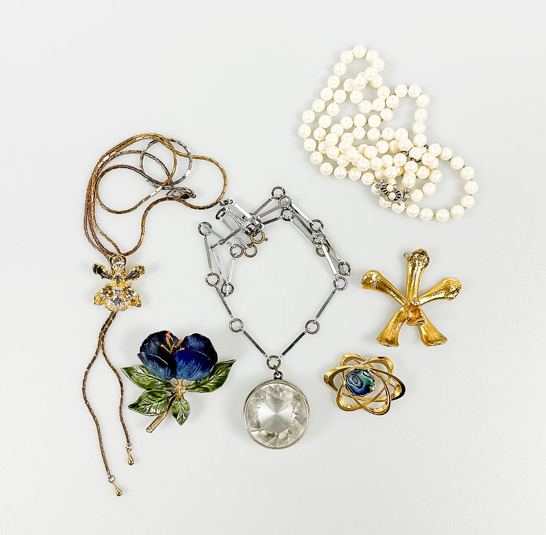 BIJOUTERIER, 6 pieces, partly silver.