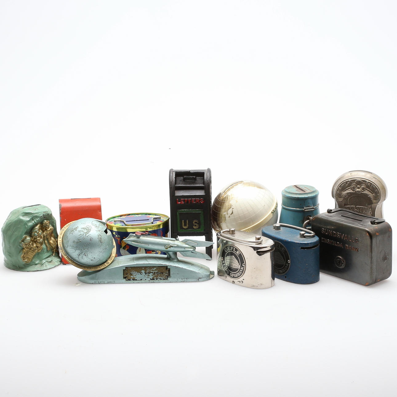 SPARBÖSSOR, 11 ST, Plåt samt plast, 1900-tal.