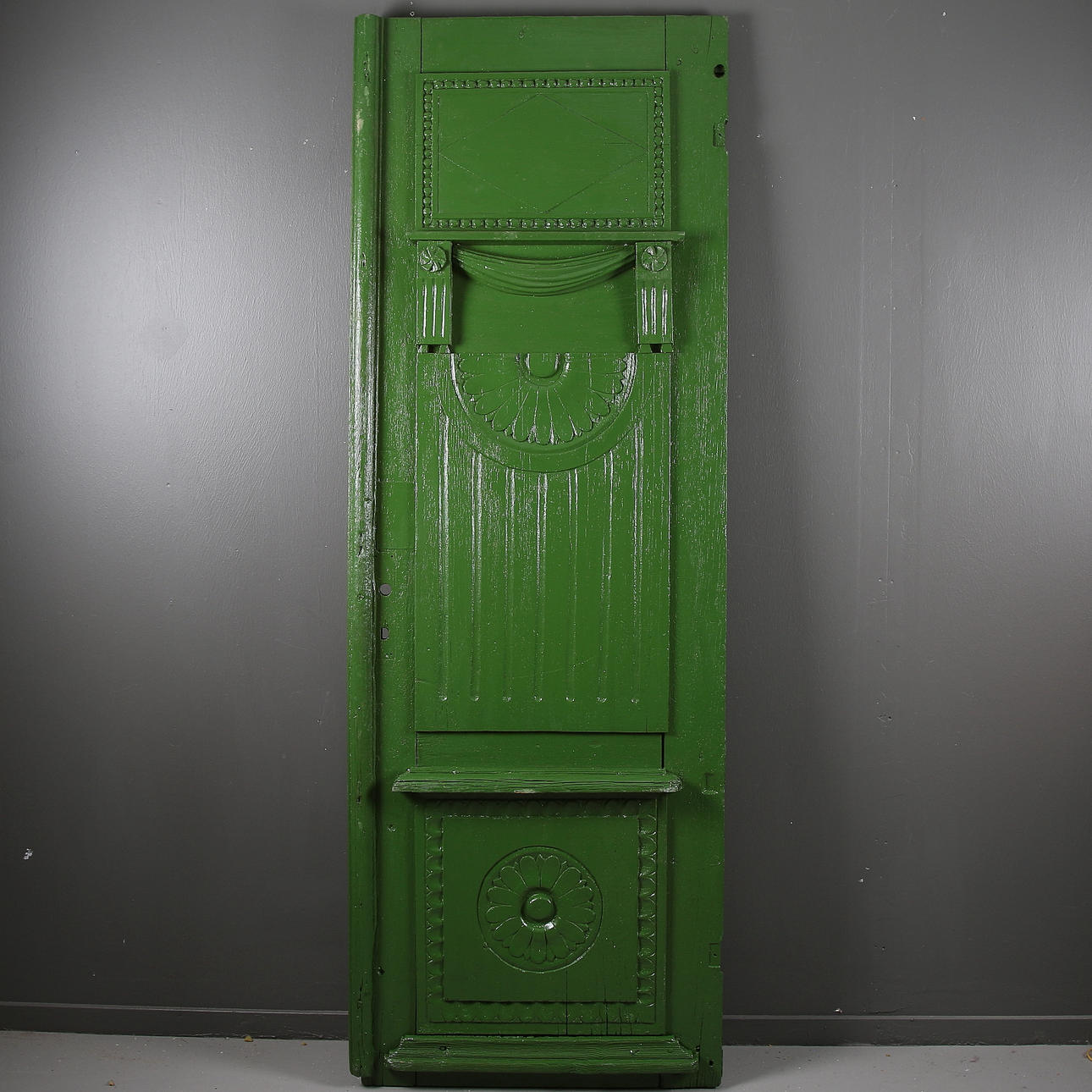 DÖRR, skuren dekor, sengustaviansk, sannolikt Petrus (Per) Westman, Hemsön, slutet av 1700- /tidigt 1800-tal.