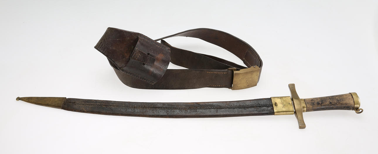 HUGGARE samt BÄLTE, mässing, läder, 1800-tal.