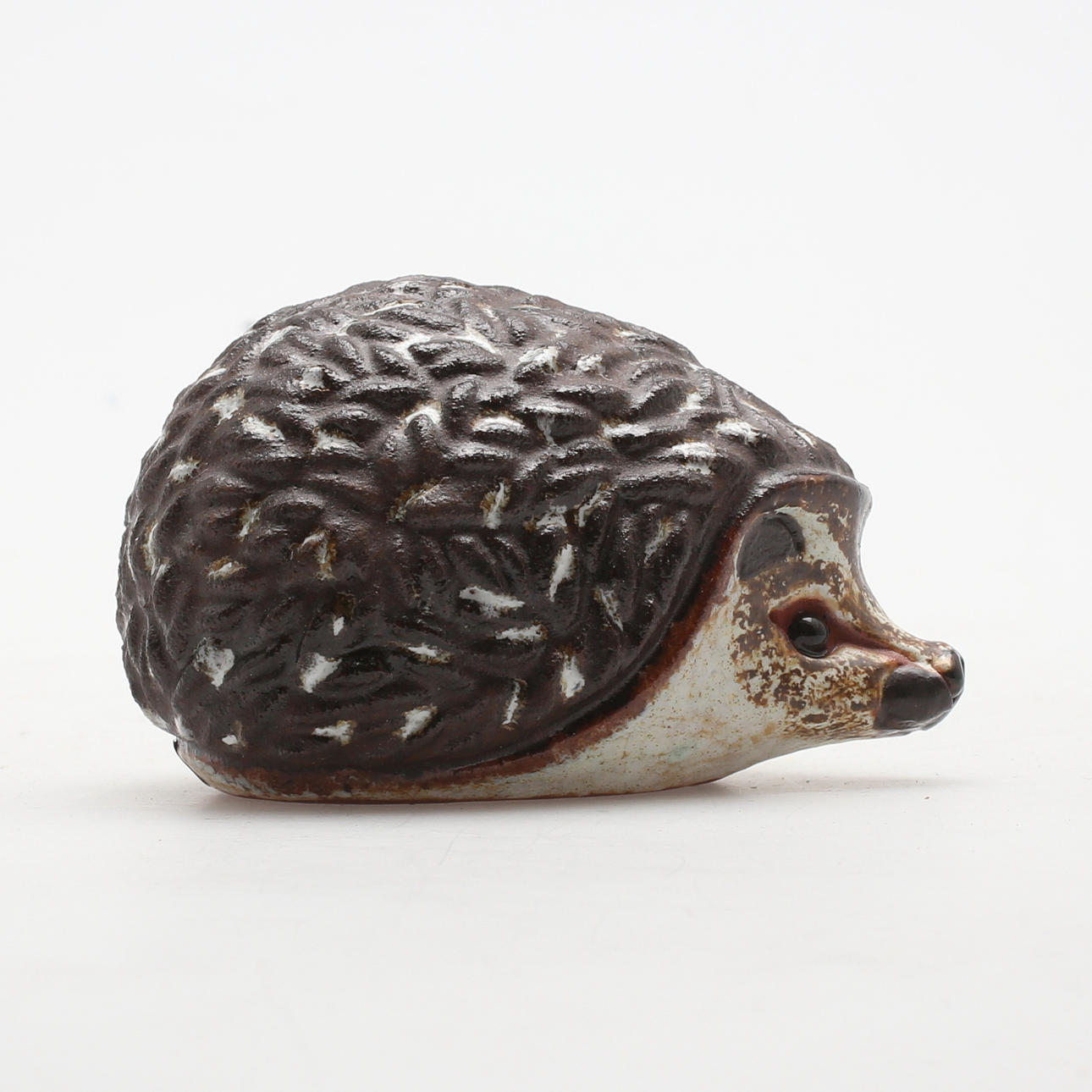 FIGURIN, lergods, "Igelkott", Thomas Hellström, Nittsjö. 1900-tal.