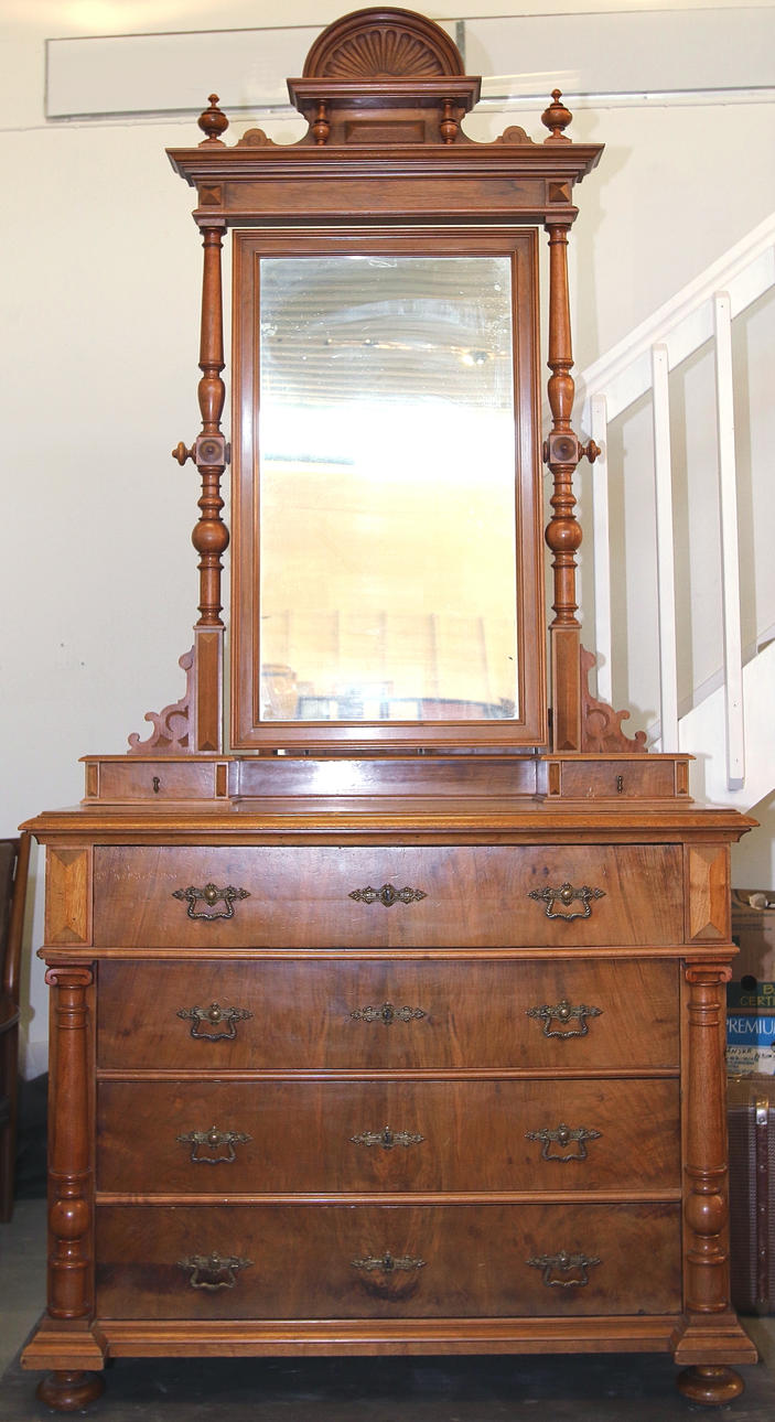 SPEGELBYRÅ, valnöt, nyrenässans 1800/1900-tal.