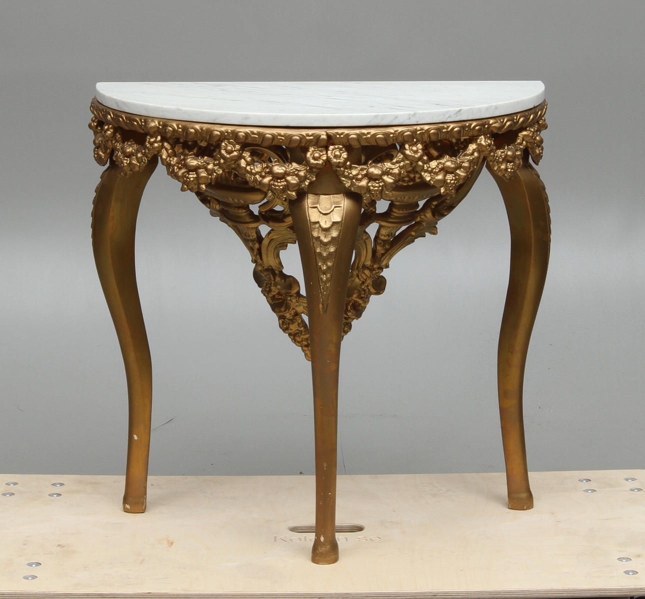 KONSOLBORD med stenskiva, nyrokoko, 1800-talets senare hälft.