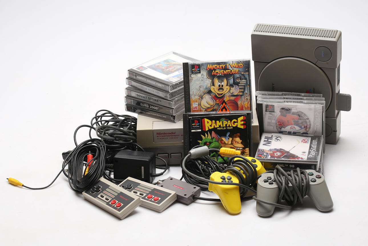 CONSOLAS DE JUEGOS. 2 PS1 con accesorios y Nintendo.