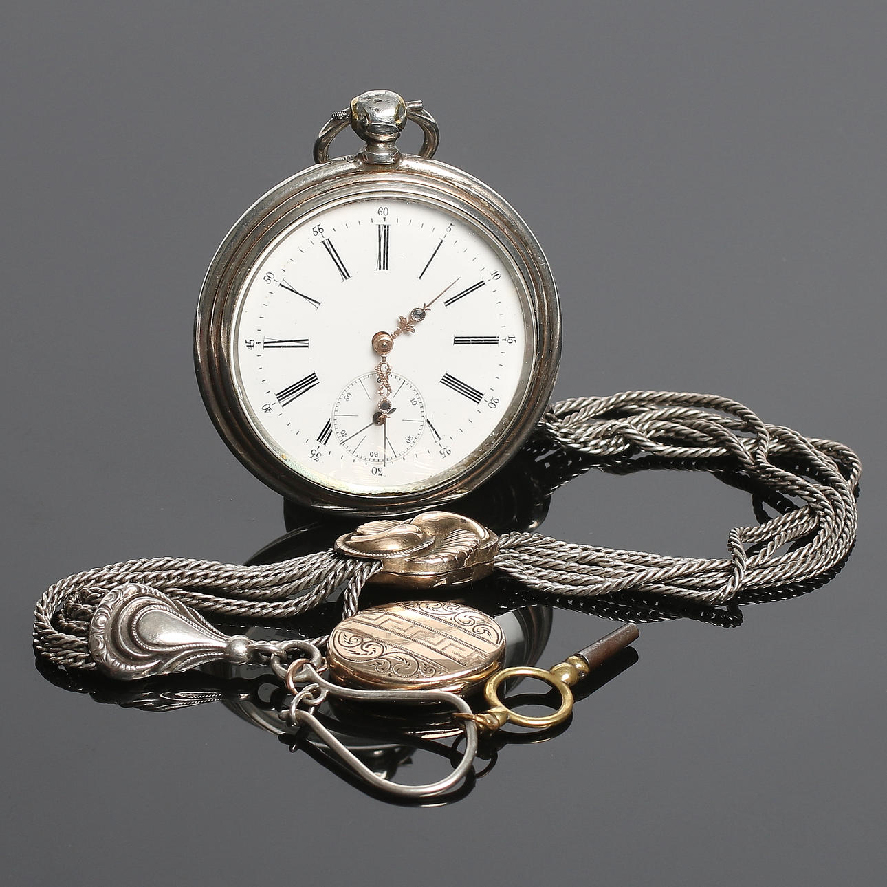 FICKUR med KEDJA, silver, nyckeldragare. 1900-talets början. Vikt 134 gram.