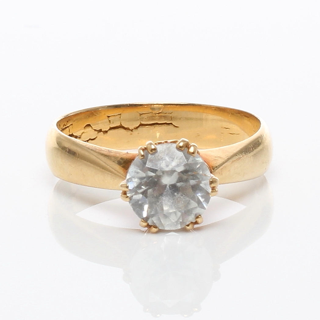 RING, 18k guld med vit sten, otydliga stämplar, 1900-tal.