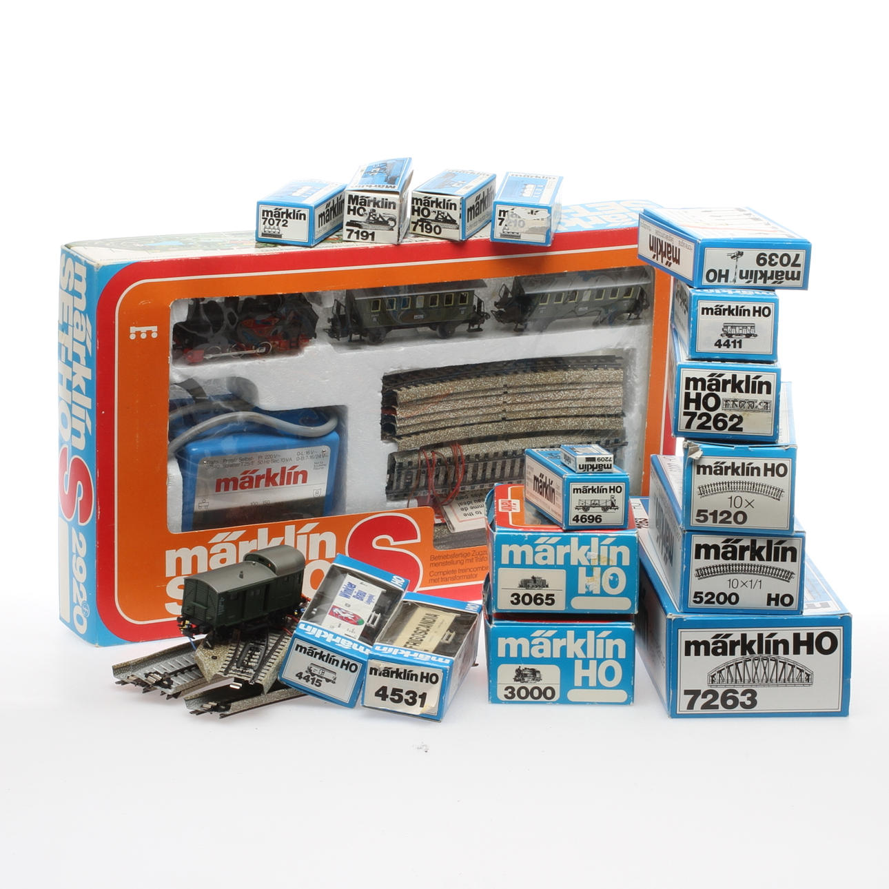 MÄRKLIN 2 lok, tågsats 2920, 5 vagnar, räls, broar med mera.