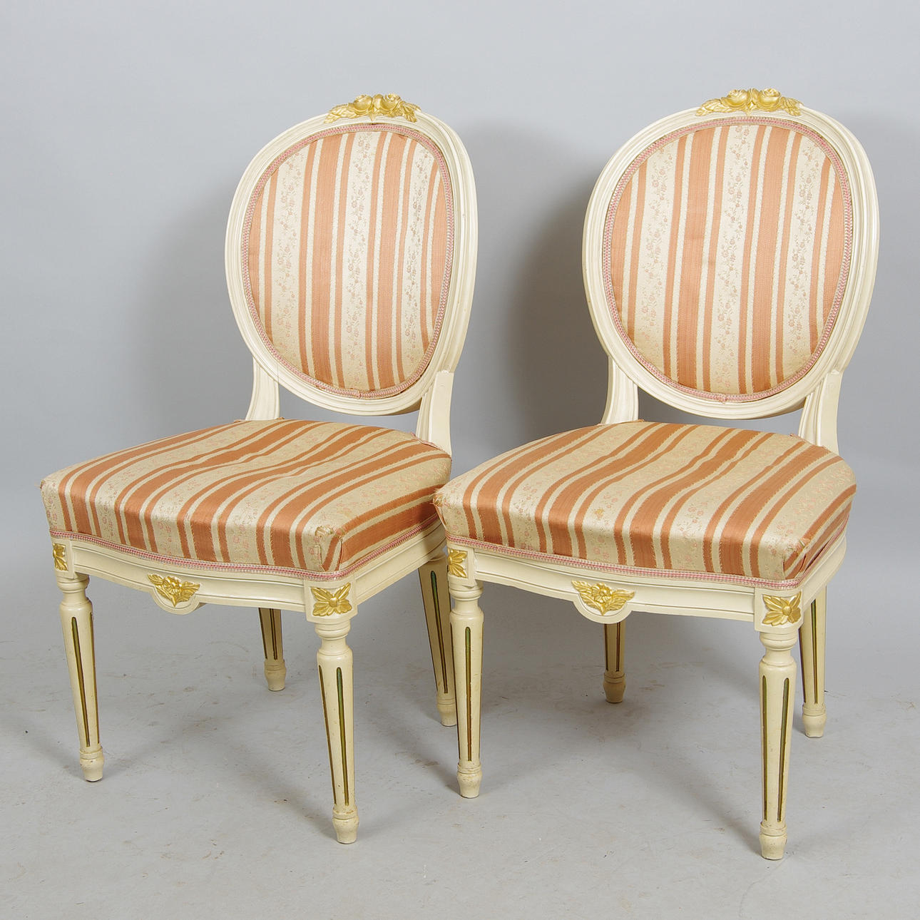 STOLAR, 1 par, vitmålade med förgyllningar, gustaviansk stil.