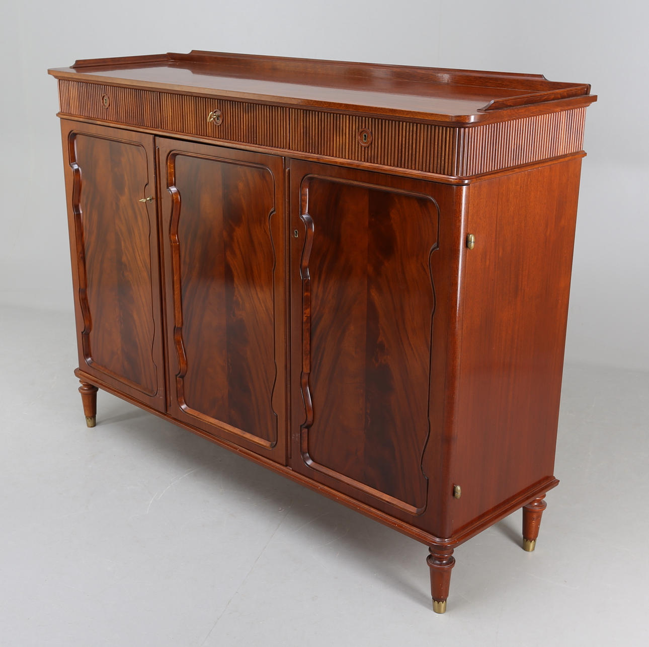 SIDEBOARD, gustaviansk stil, 1900-talets senare hälft.