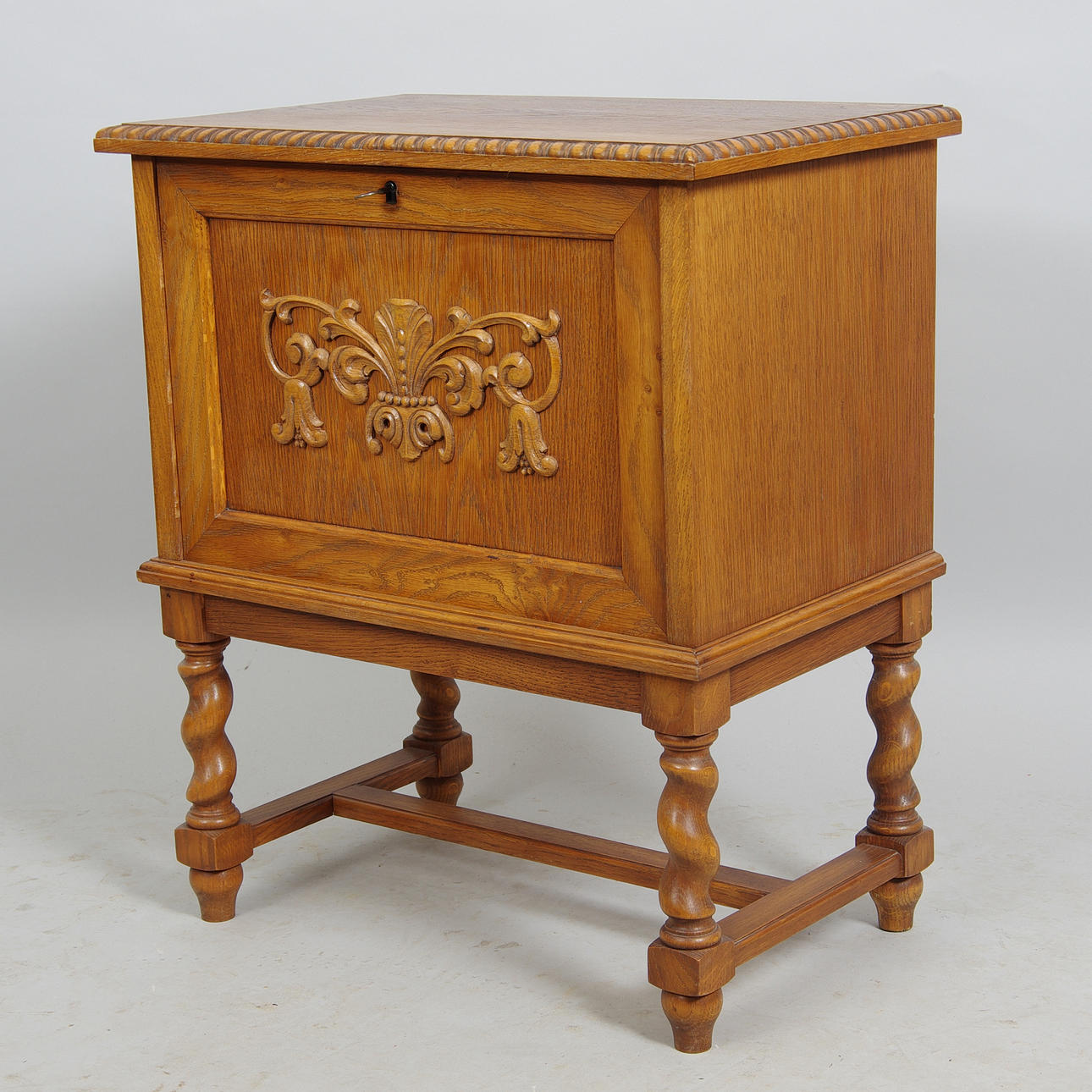 BESTICKSKÅP, ek, slungade ben.