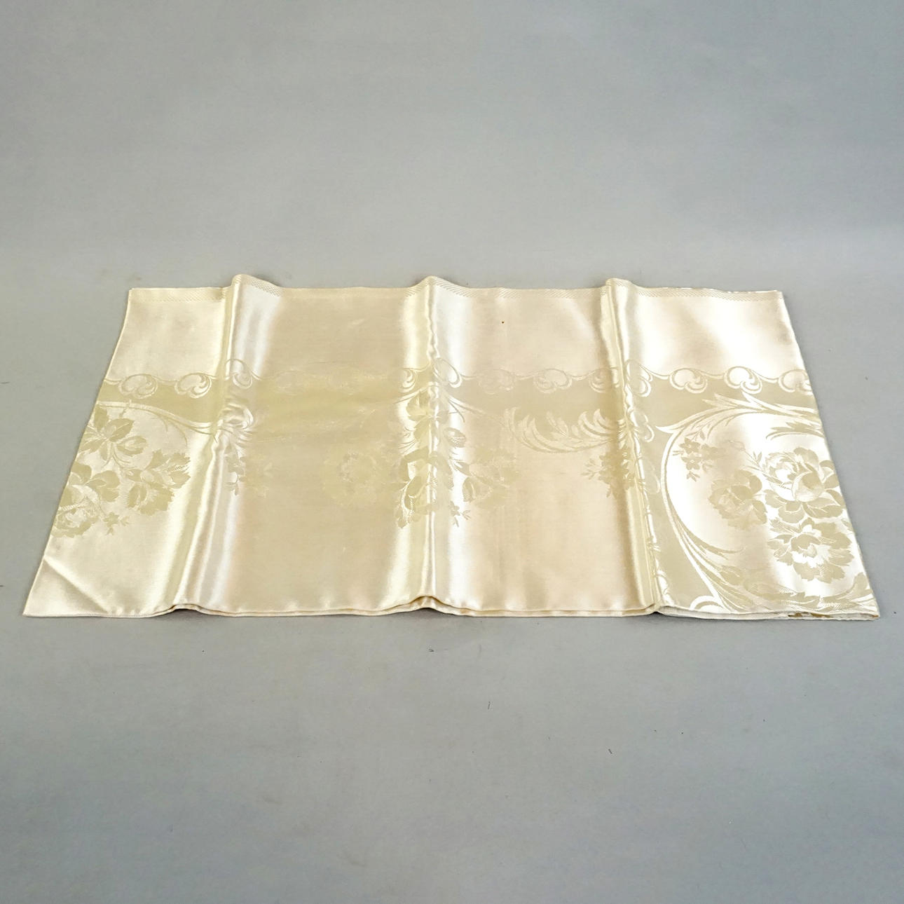 DAMASK KLUD, ca. 130 x 180 cm.