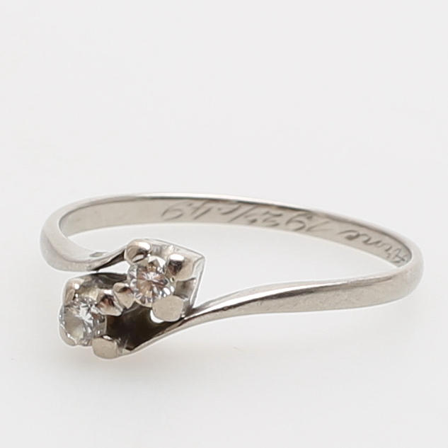 RING, vitguld, 18K, besatt med två diamanter, vikt 2 gram.