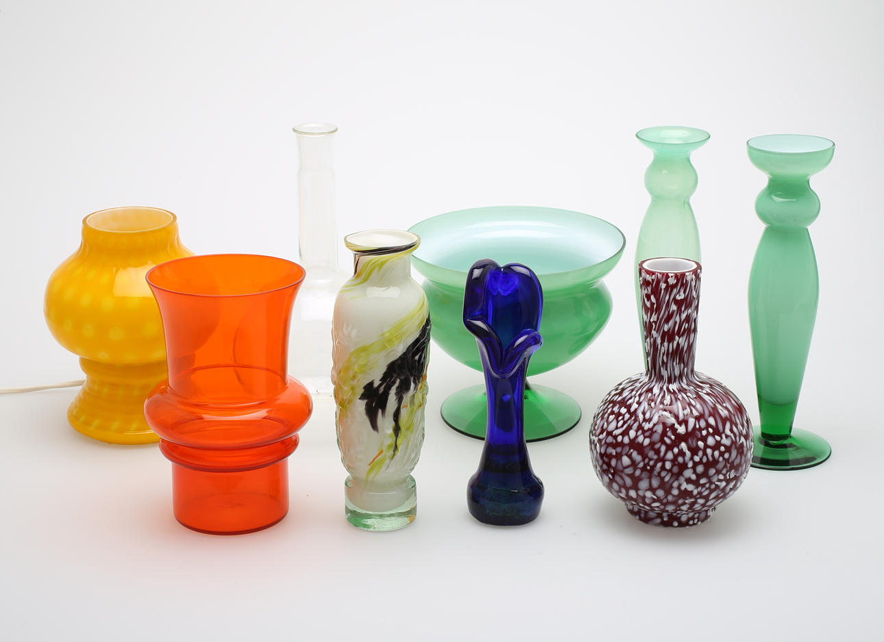 GLASFÖREMÅL; vaser, 7 st, skål samt bordslampa.