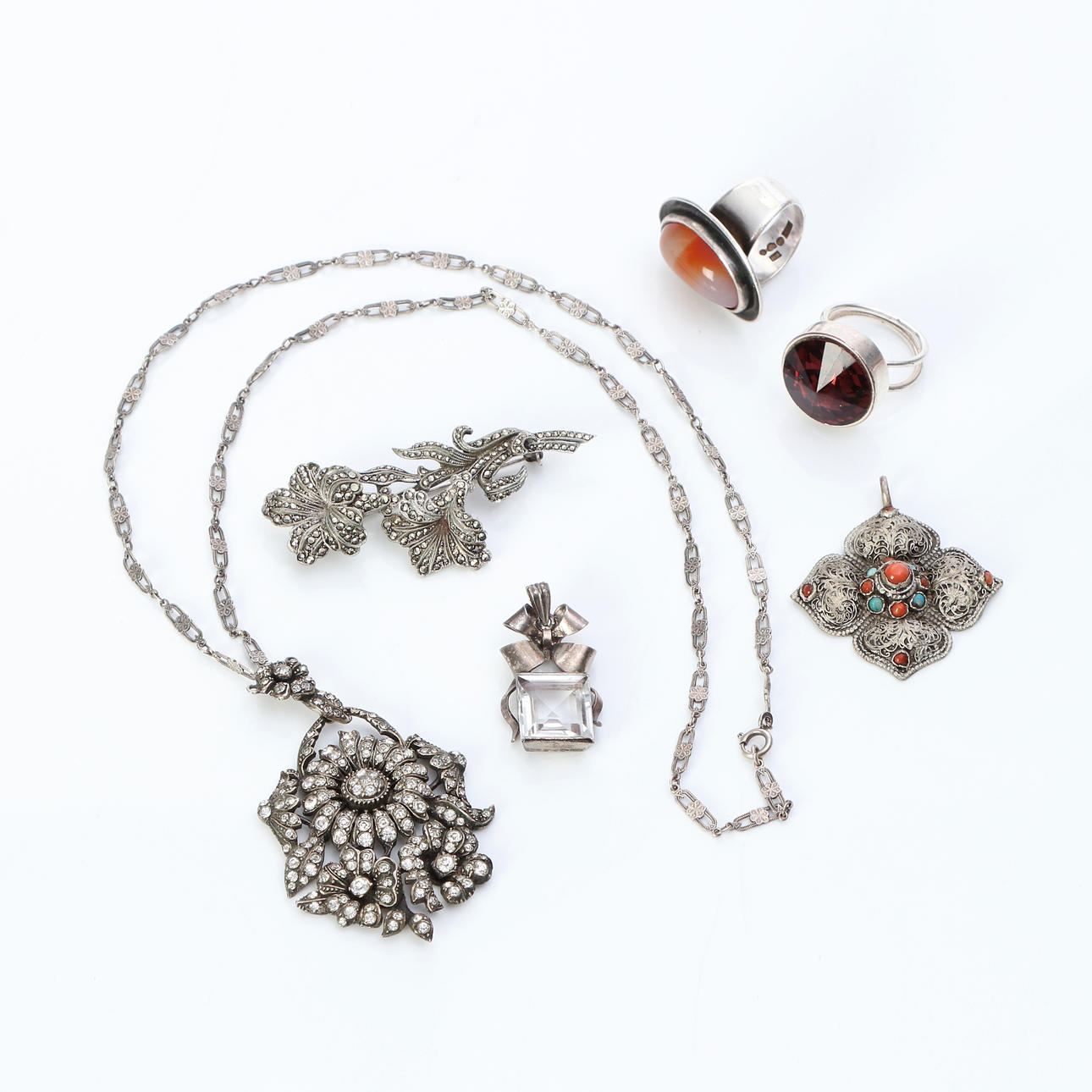 SEIS JOYAS DE PLATA Y METAL BLANCO.