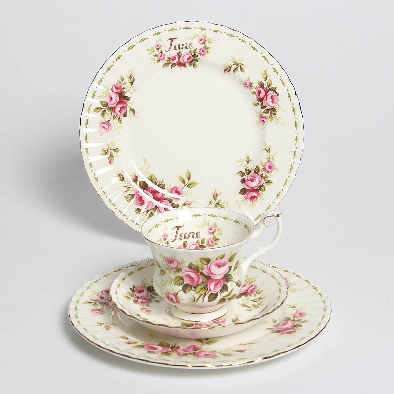 KAFFEKOPPAR, FAT och ASSIETTER, 36 delar, benporslin, "Flowers of the Month / June", Royal Albert, England.