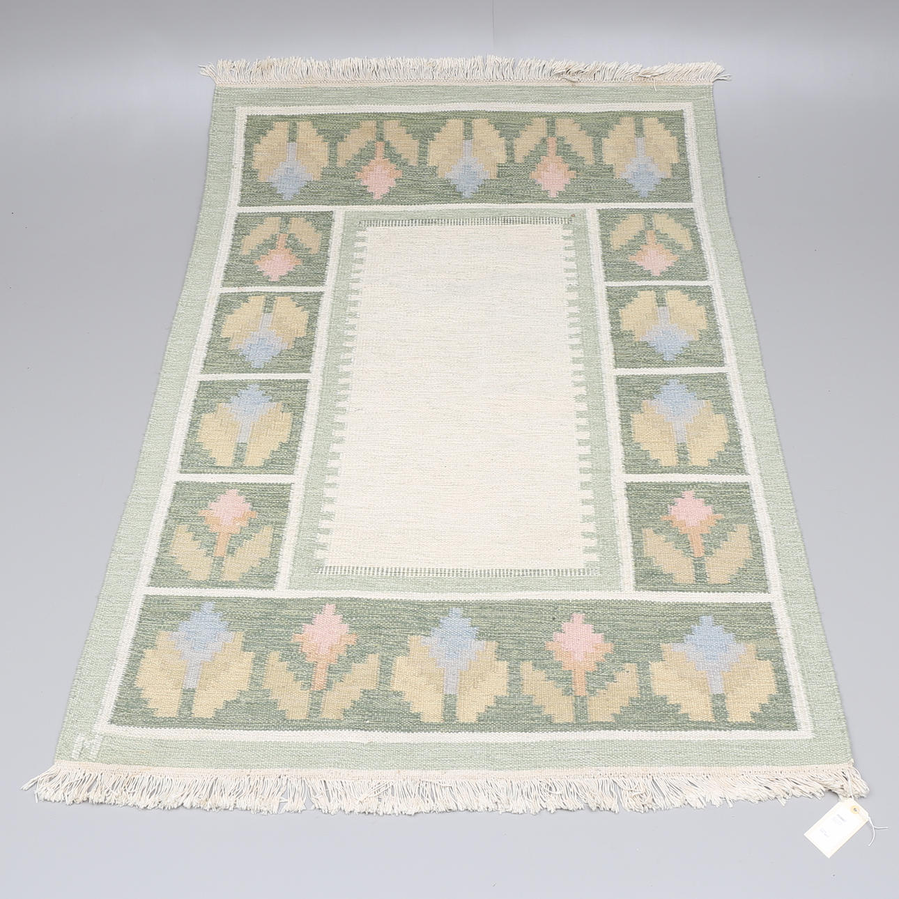 MATTA, röllakan, signerad M, 204 x 143 cm.