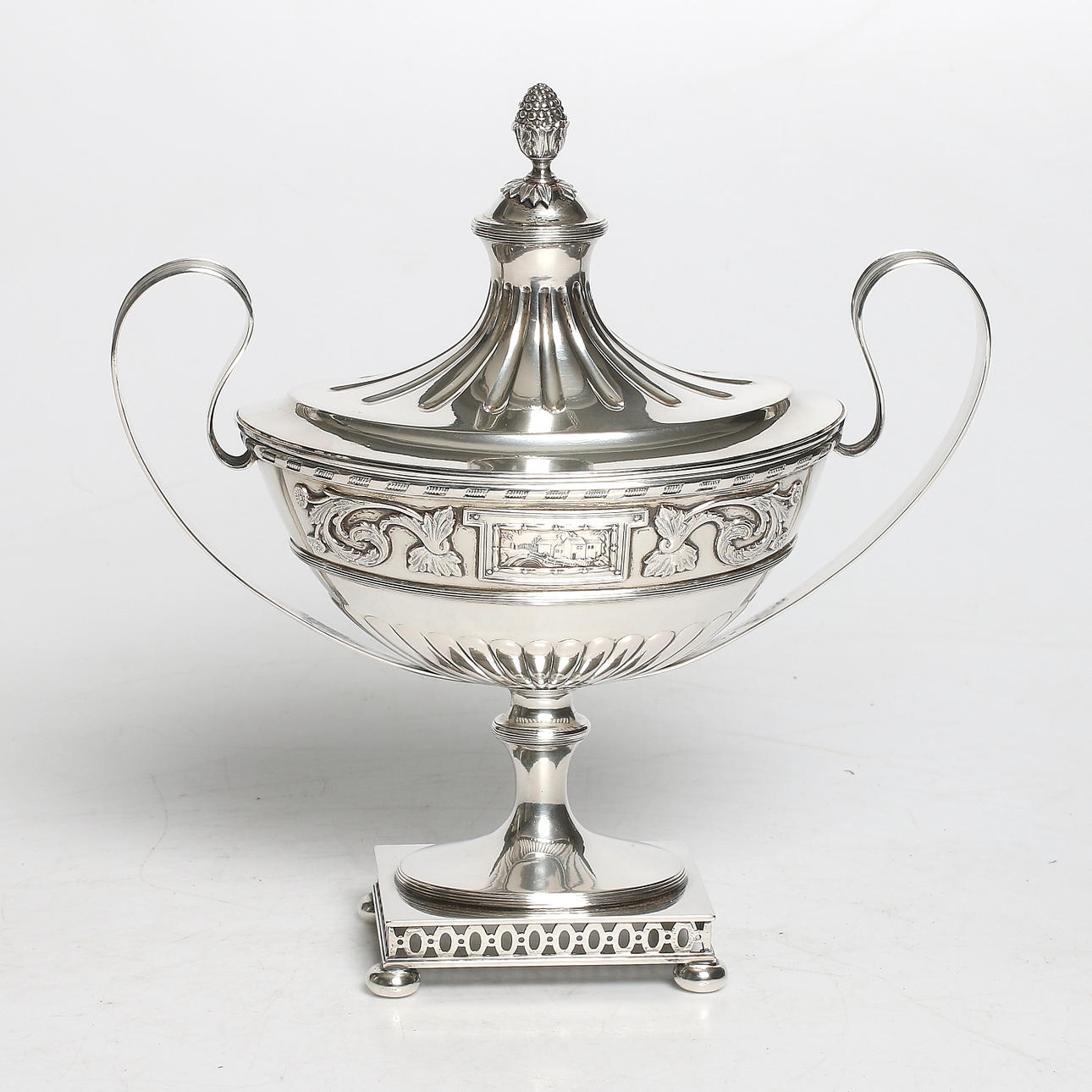 SOCKERSKÅL, silver, C.G. Hallberg, 1894. Bruttovik 700 gram.