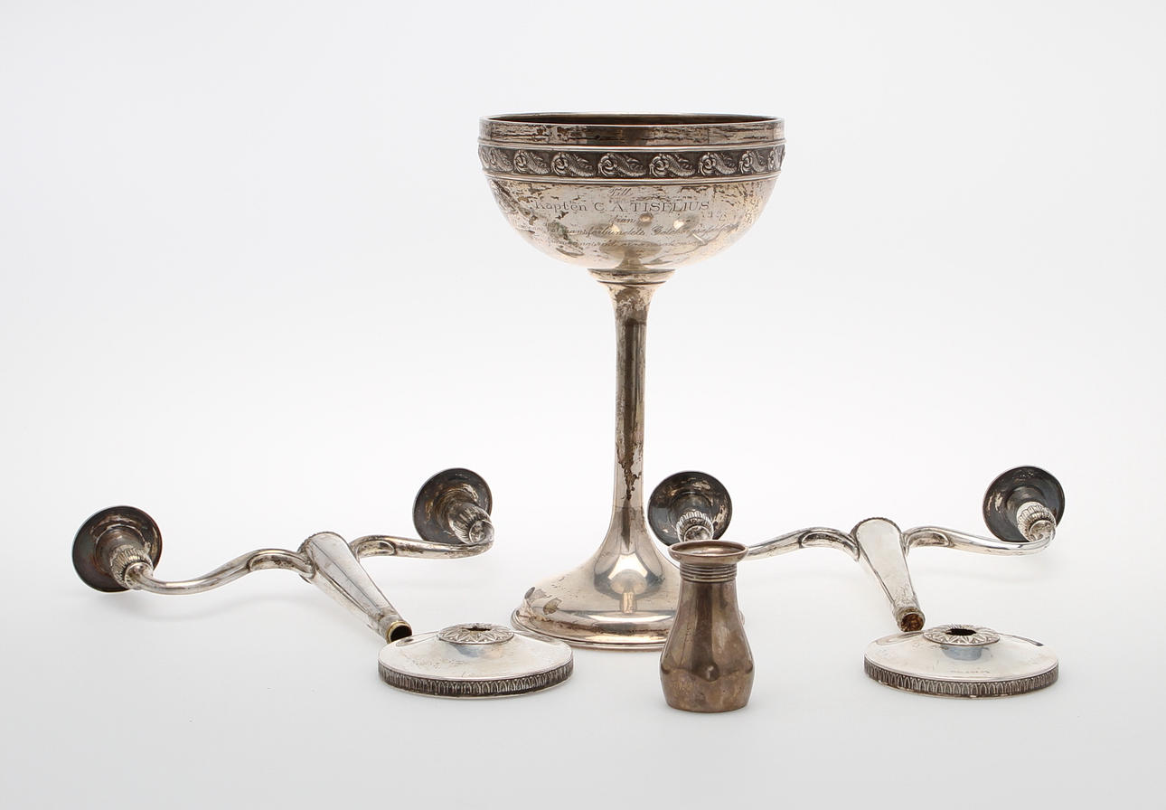 SILVER, Skål på fot, 2 kandelabrar samt liten pokal.