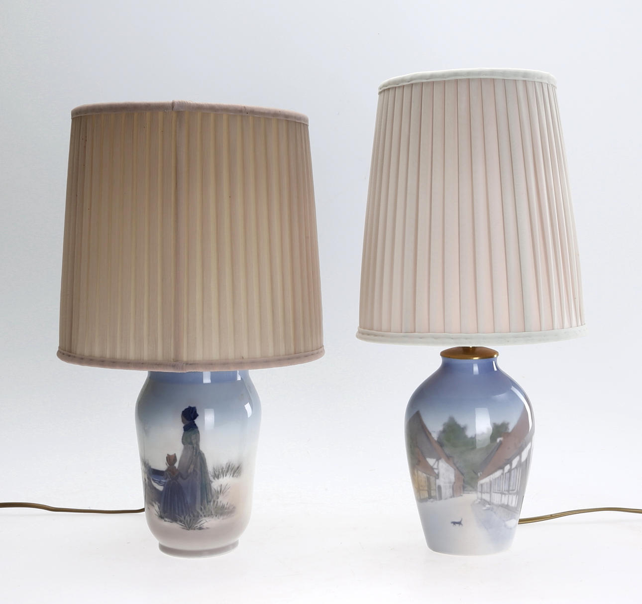PORSLINSLAMPOR, 2 st, Royal Copenhagen samt Bing & Gröndahl, 1900-talets mitt.