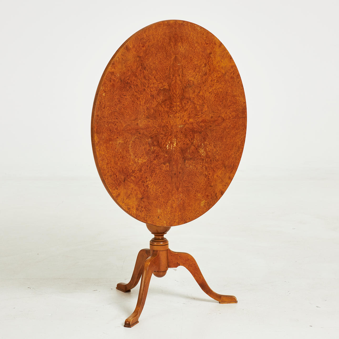 FOLDING TABLE, sheet veneered in alrot, pillar base in birch, 20th ...