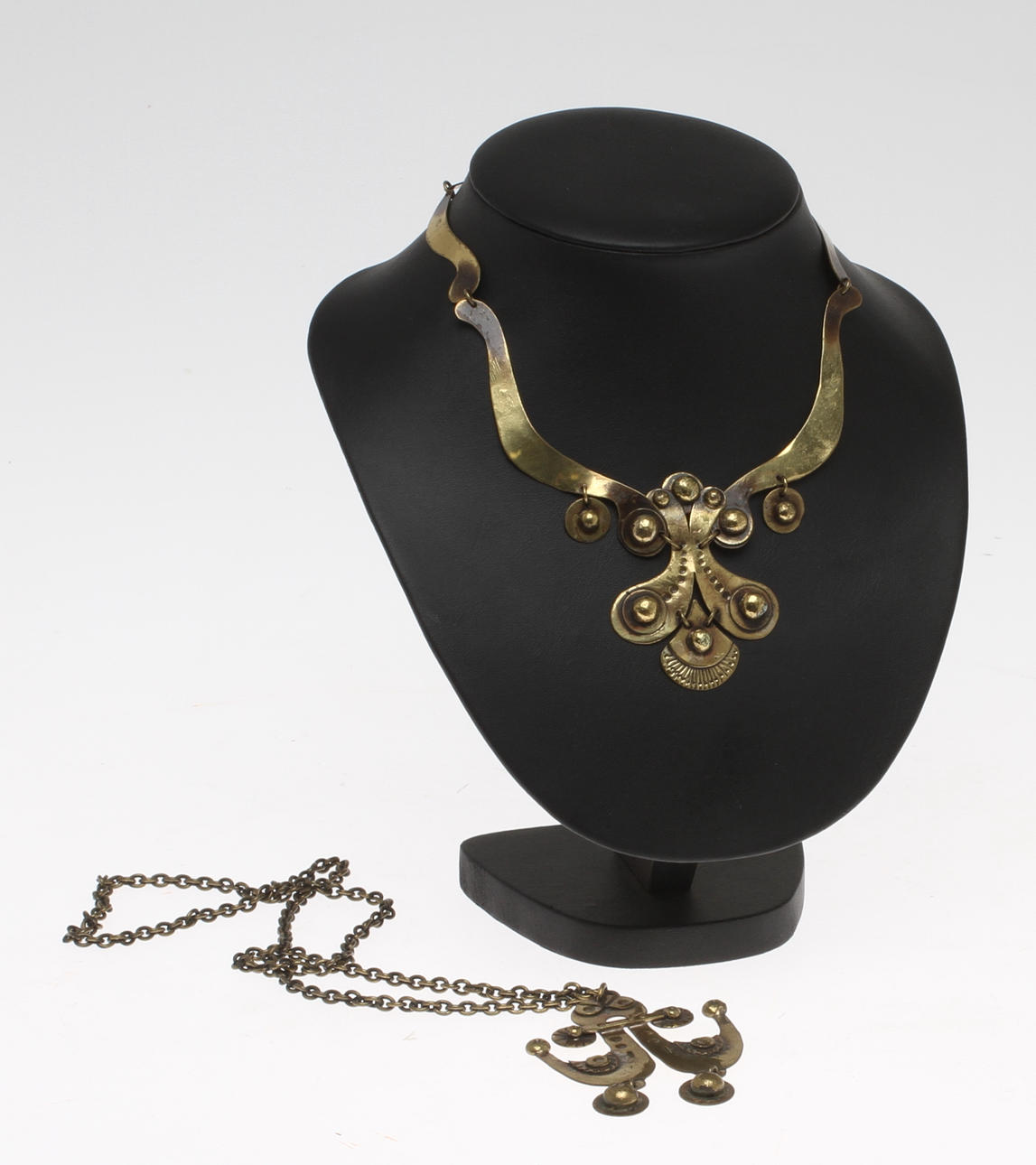 HALSBAND 2 st, mässing, troligen Seppo Tamminen Finland.