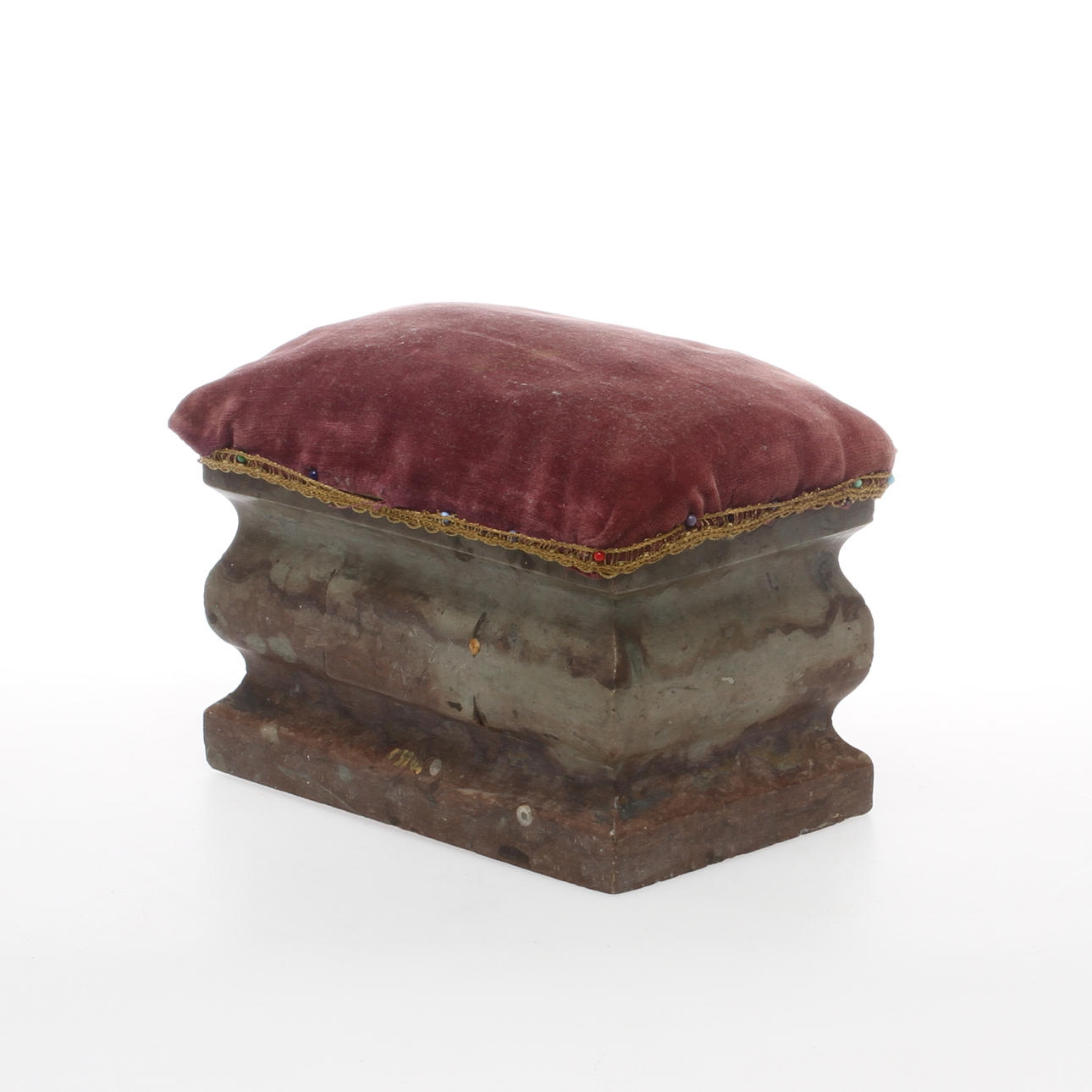 NÅLDYNA, kalksten, daterad 1846.