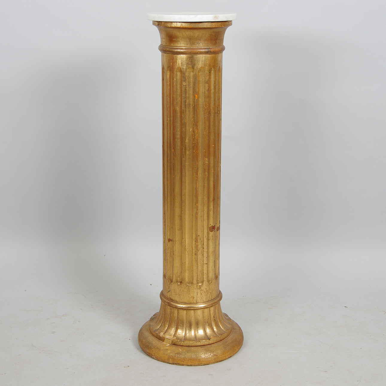 PIEDESTAL, förgylld med marmorskiva, 1900-tal.