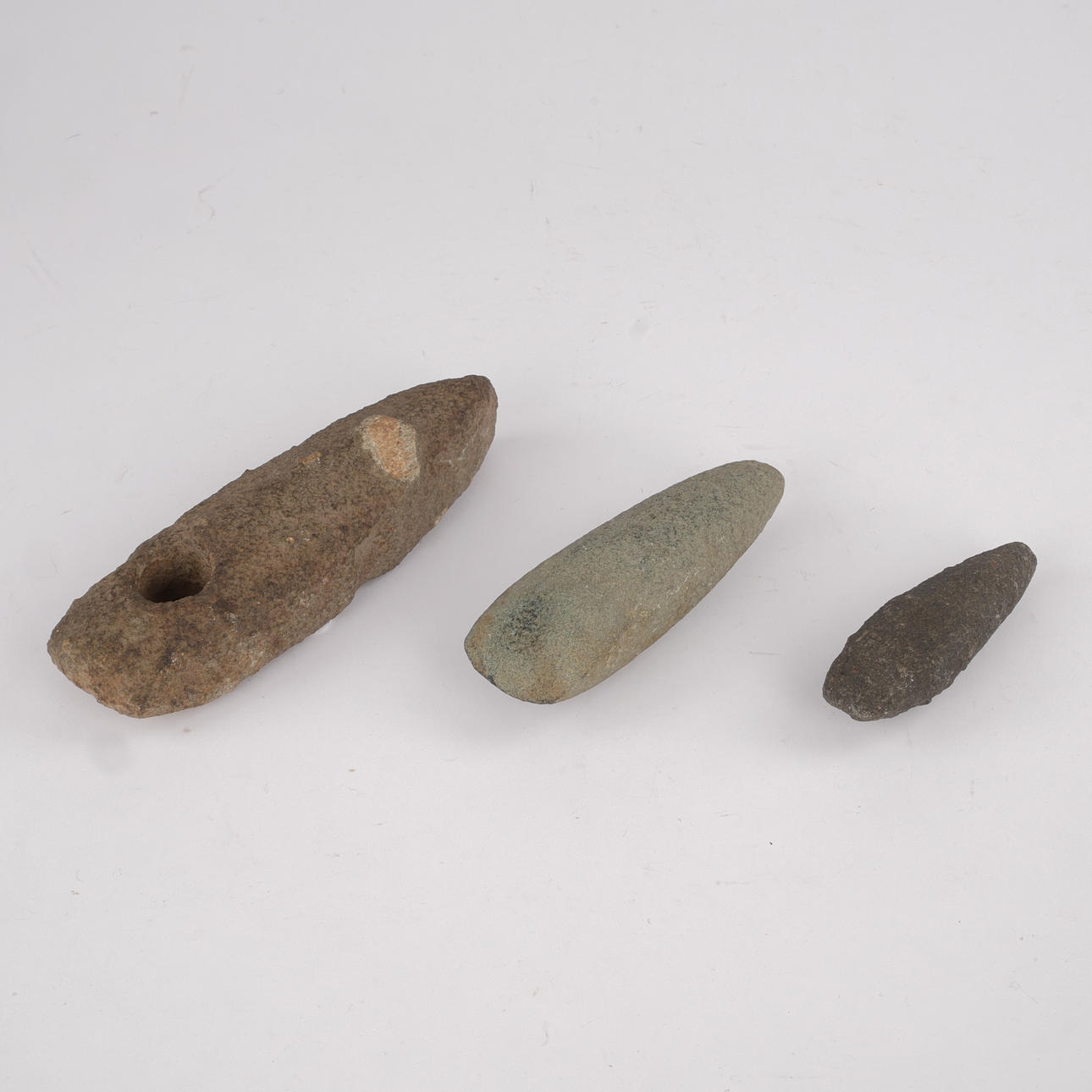 Ein Satz von 3 Steinäxten, antik.