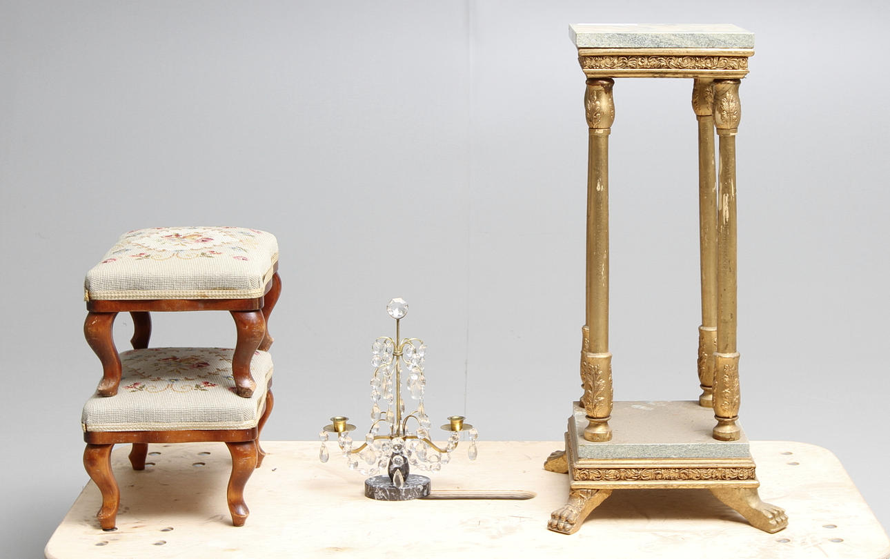 FOTPALLAR,PIEDESTAL samt BORDSLYSTER.