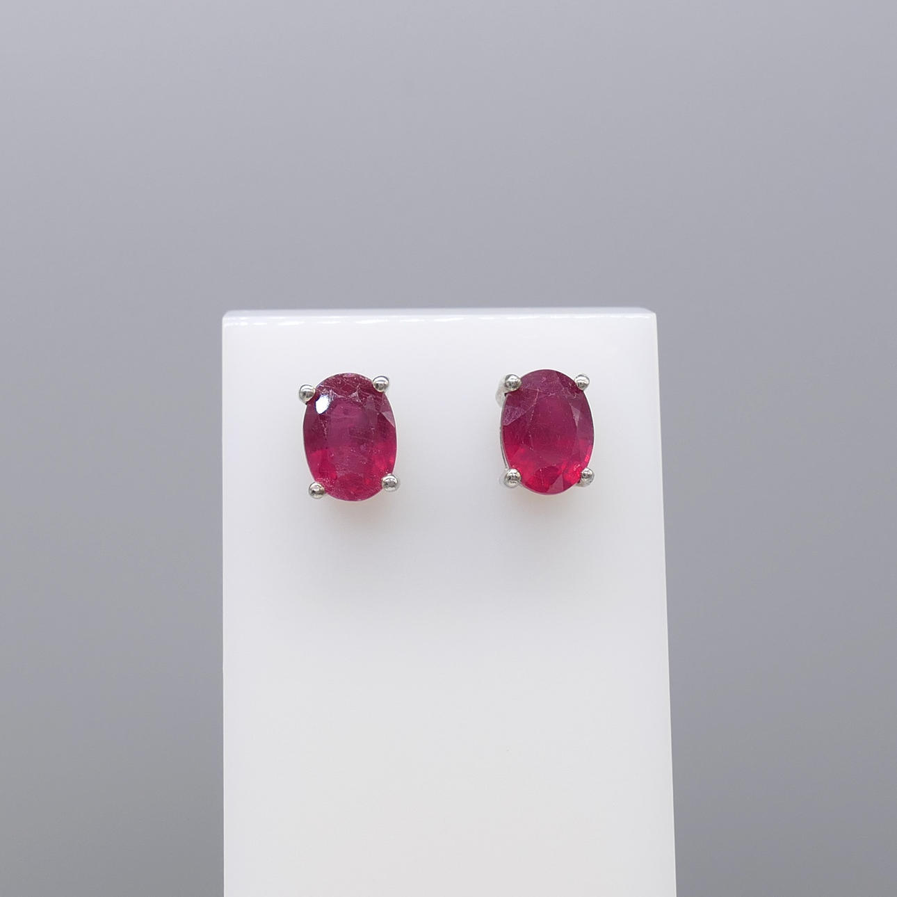 Pendientes de tuerca de plata RUBY.