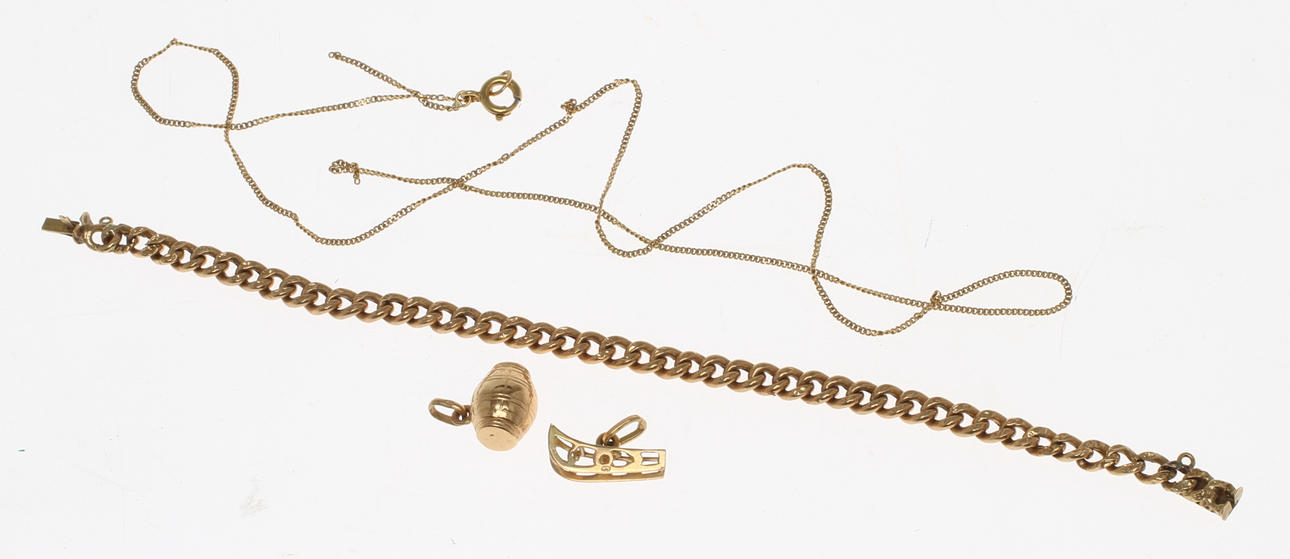 ARMBAND, BERLOCKER 2 st samt KEDJA, 18k guld. Total vikt 7,6 gram.