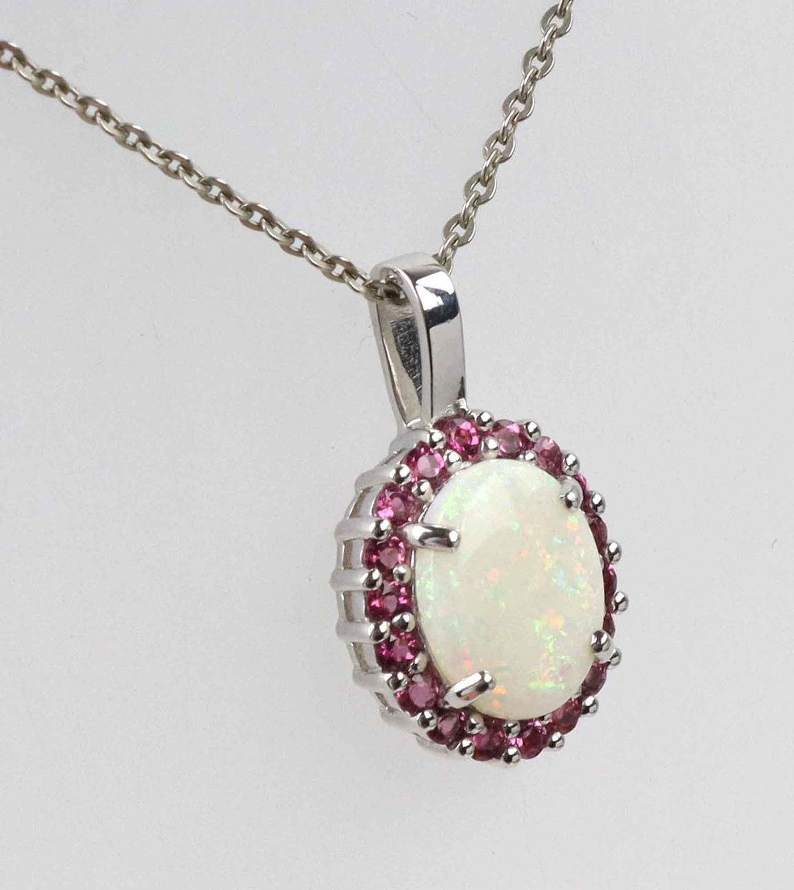 OPAL RUBY PENDANT ON CHAIN, 333/375 Gold.