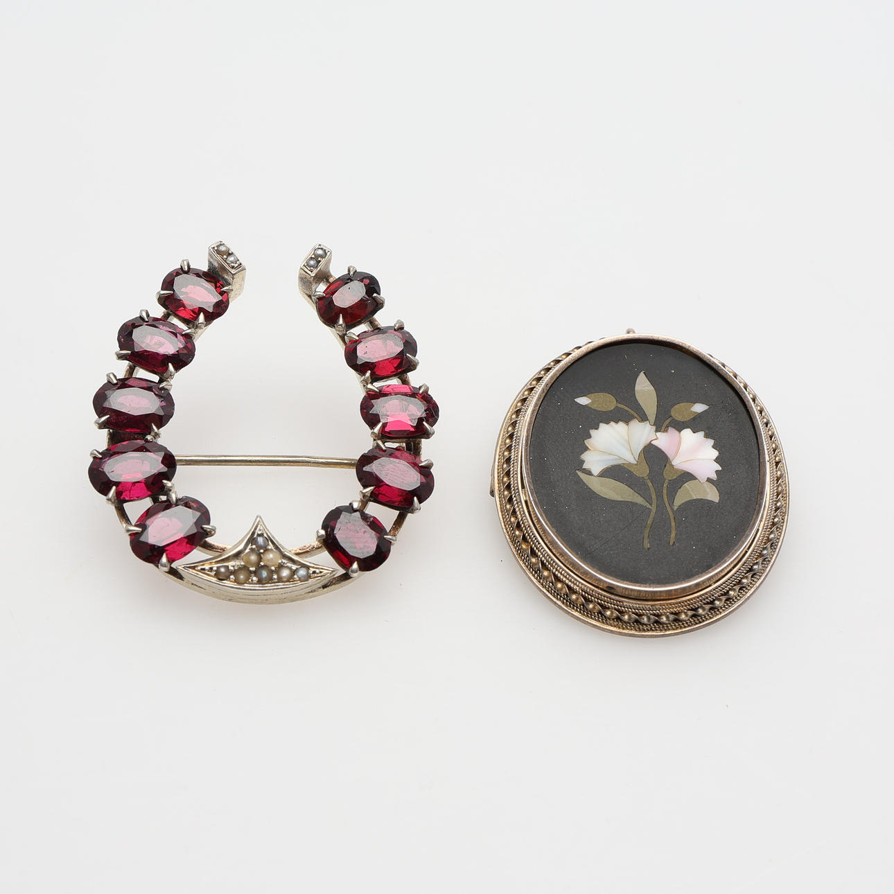 2 BROCHER, MED GRANATER RESP. HÅRD STEN.