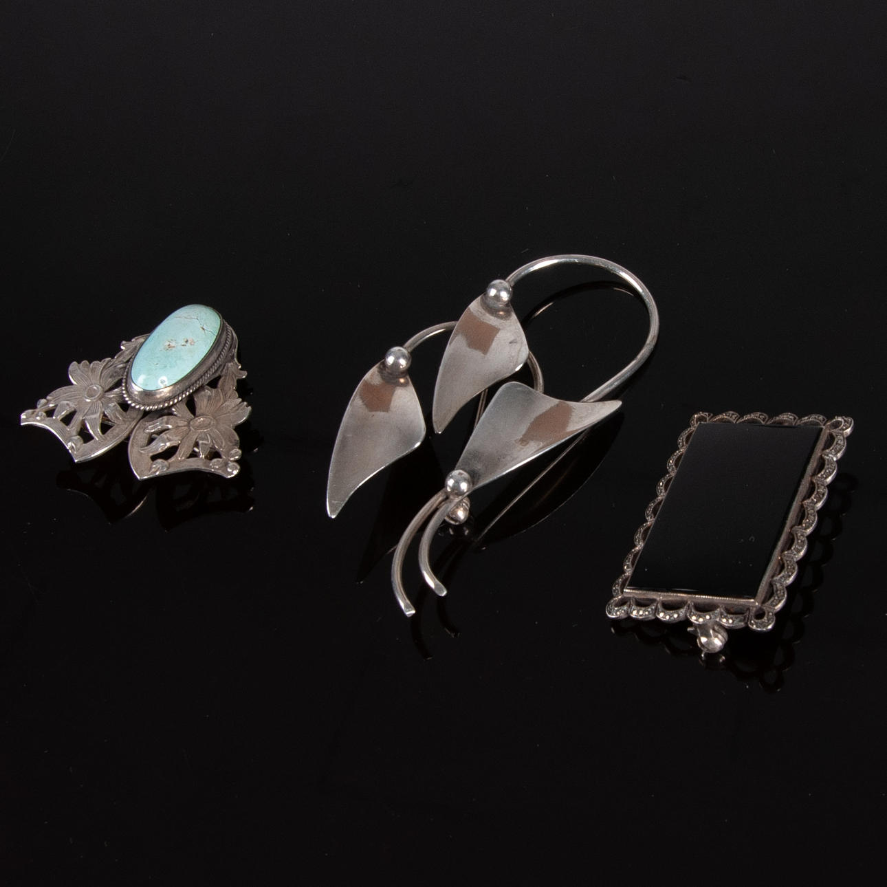 BROSCHER. 3 st, silver, bl.a Bröderna Bjerring Köpenhamn Danmark.