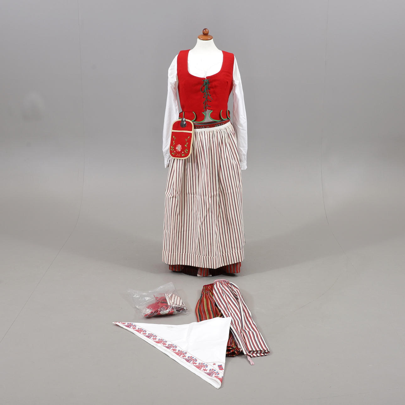 SKEDEVIDRÄKT, Östergötland.