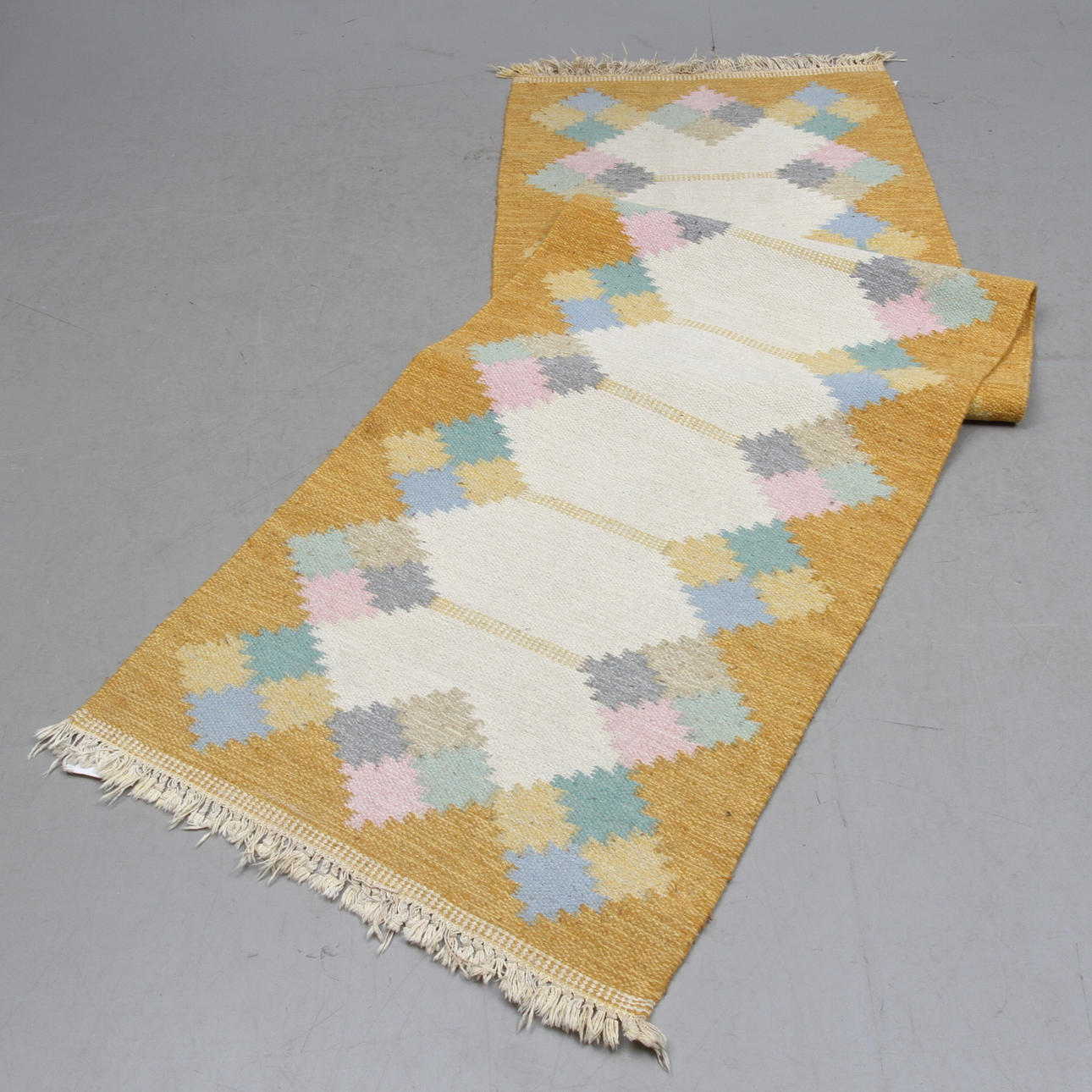 MATTA, röllakan, galleri, ca 284 x 78 cm.