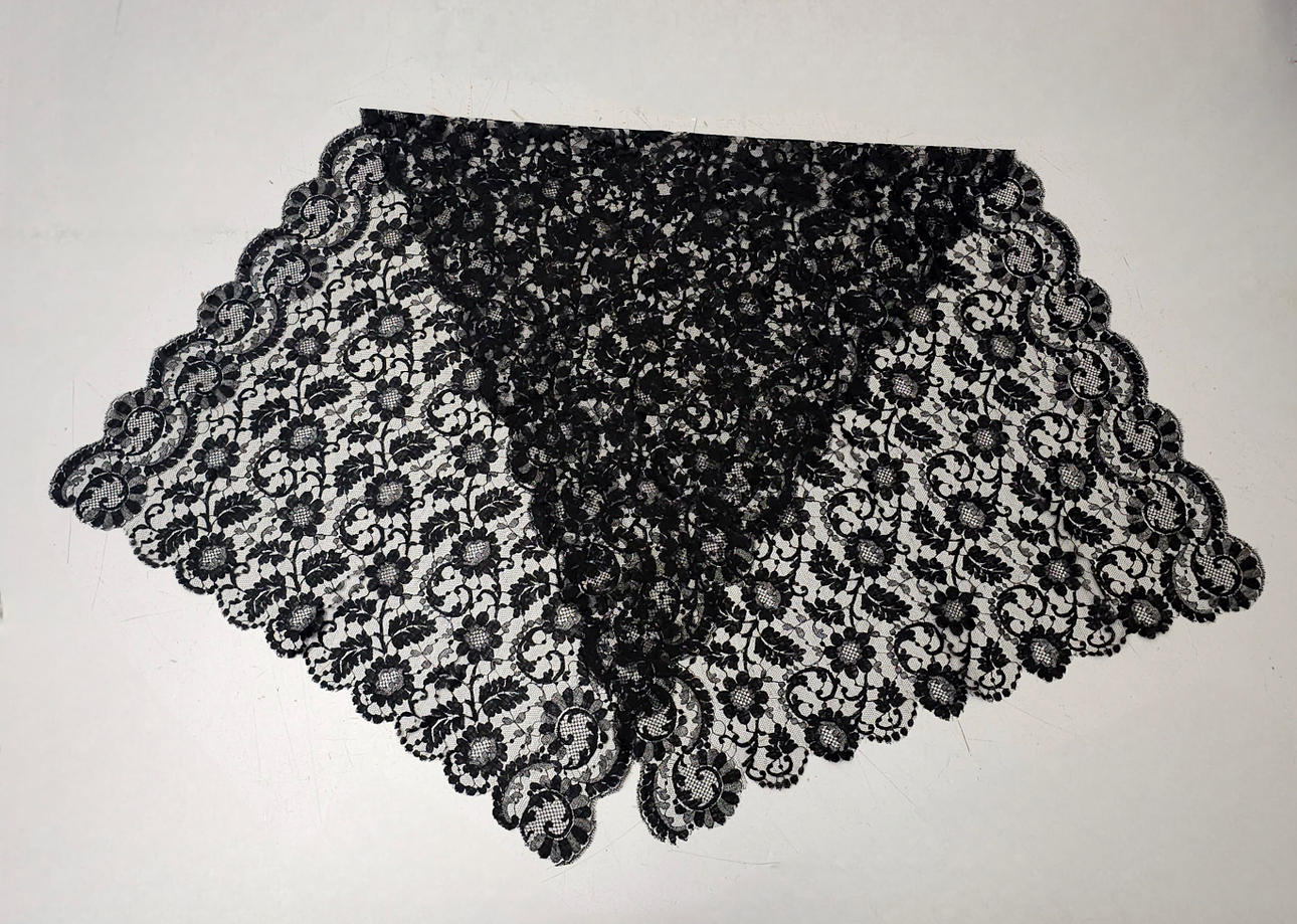 MANTILLA AUS ALTER SCHWARZER SPITZE IN CHANTILLY.