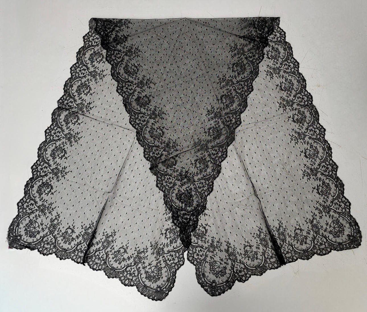 MANTILLA EN TUL Y CHANTILLY NEGRO.