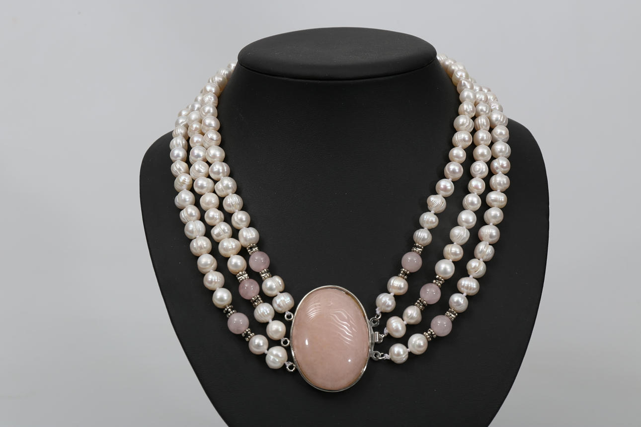 HALSBAND, 3-radigt, sötvattenspärlor och rosenkvarts.
