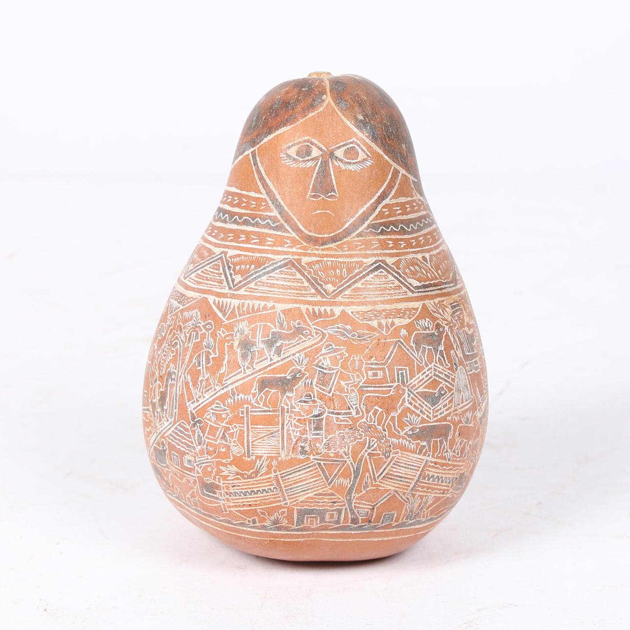 UNA CALABAZA PERUANA TALLADA.