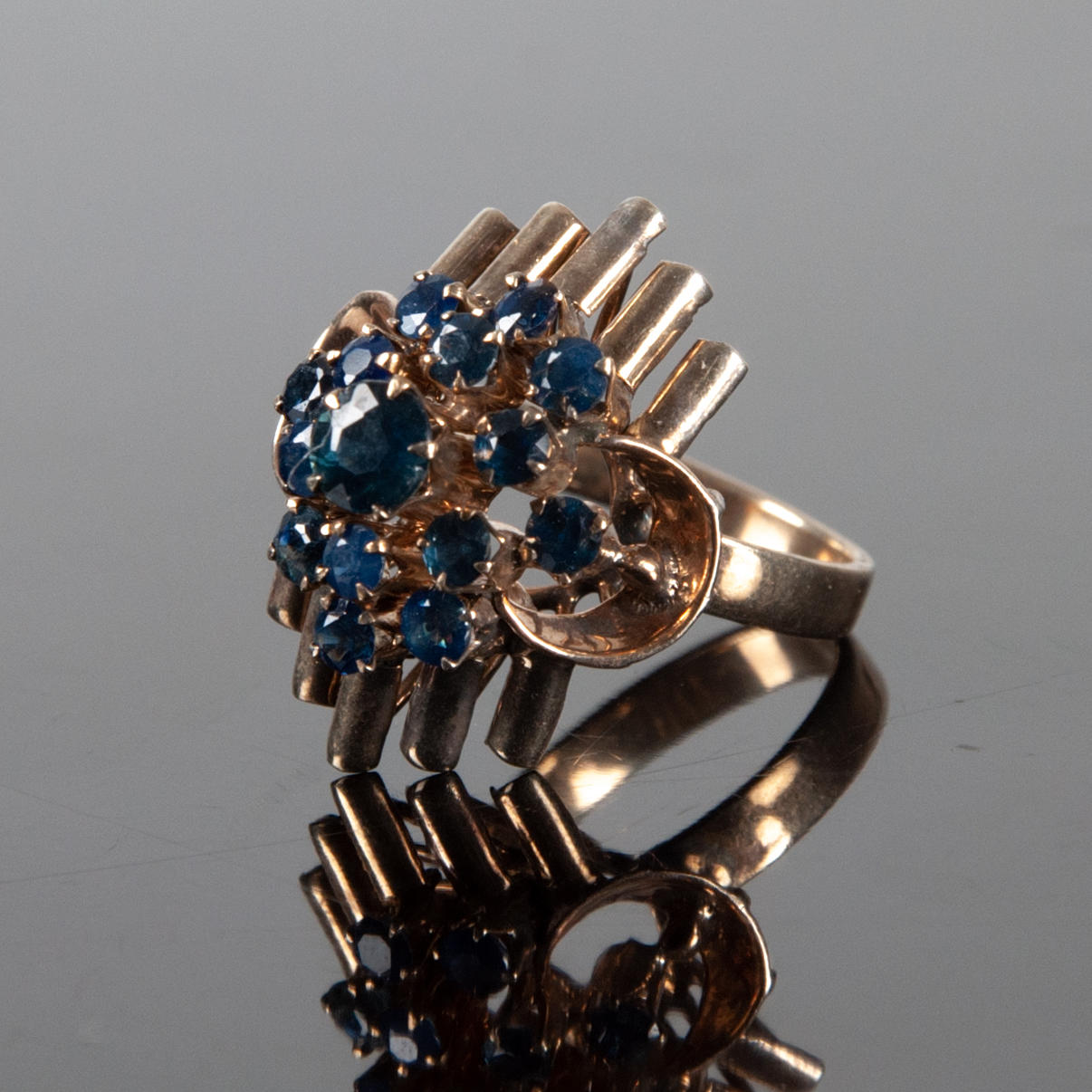 RING 14K GULD med flere slebne blå sten. 4,38 g.