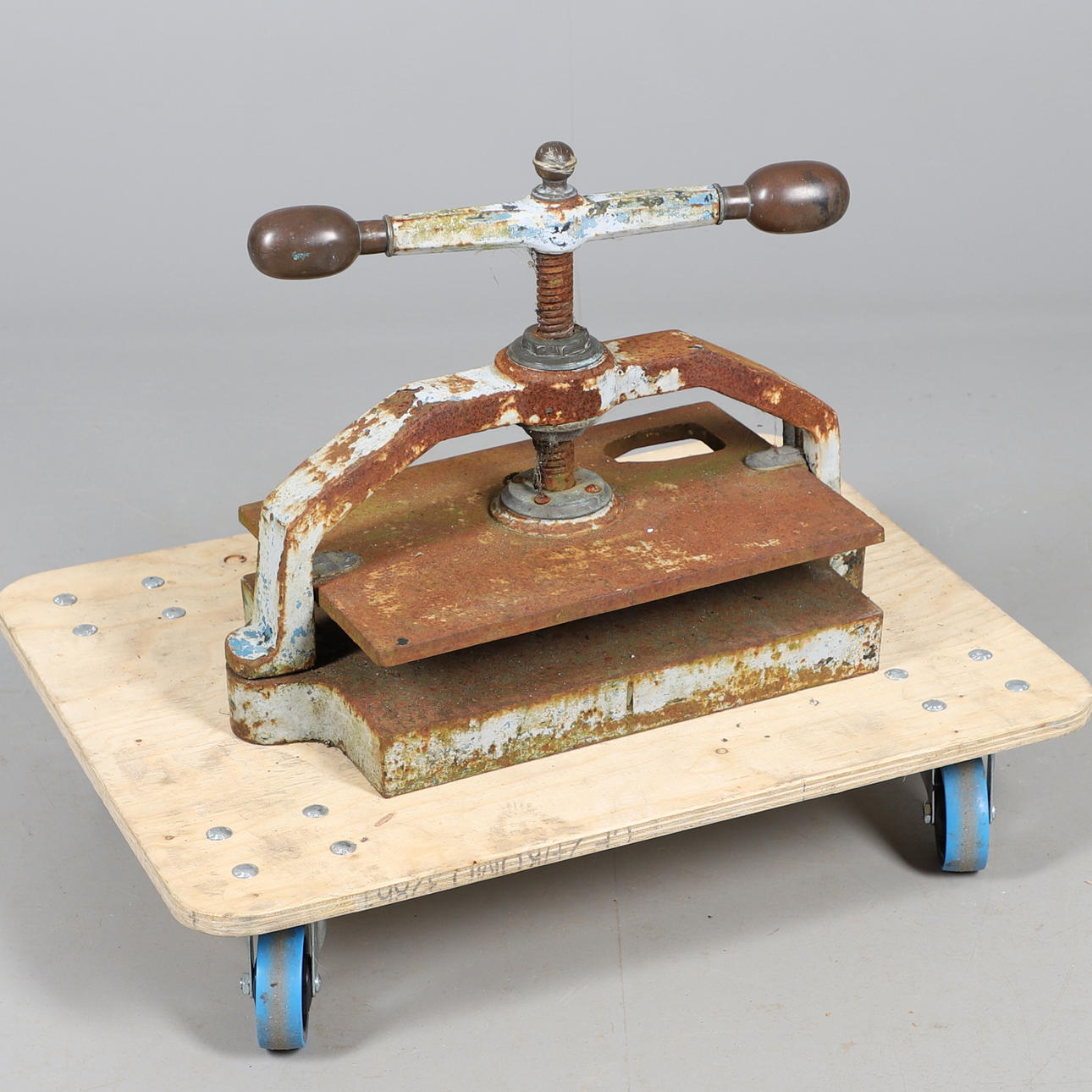 EN STOR GJUTJÄRNSPRESS.