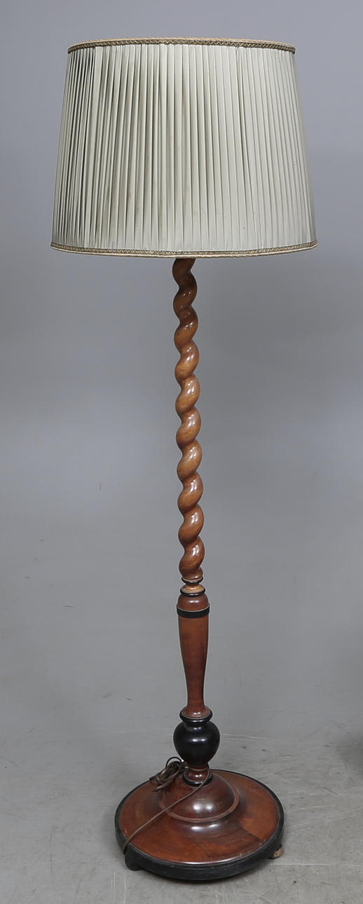 GOLVLAMPA, 1900-talets första hälft.