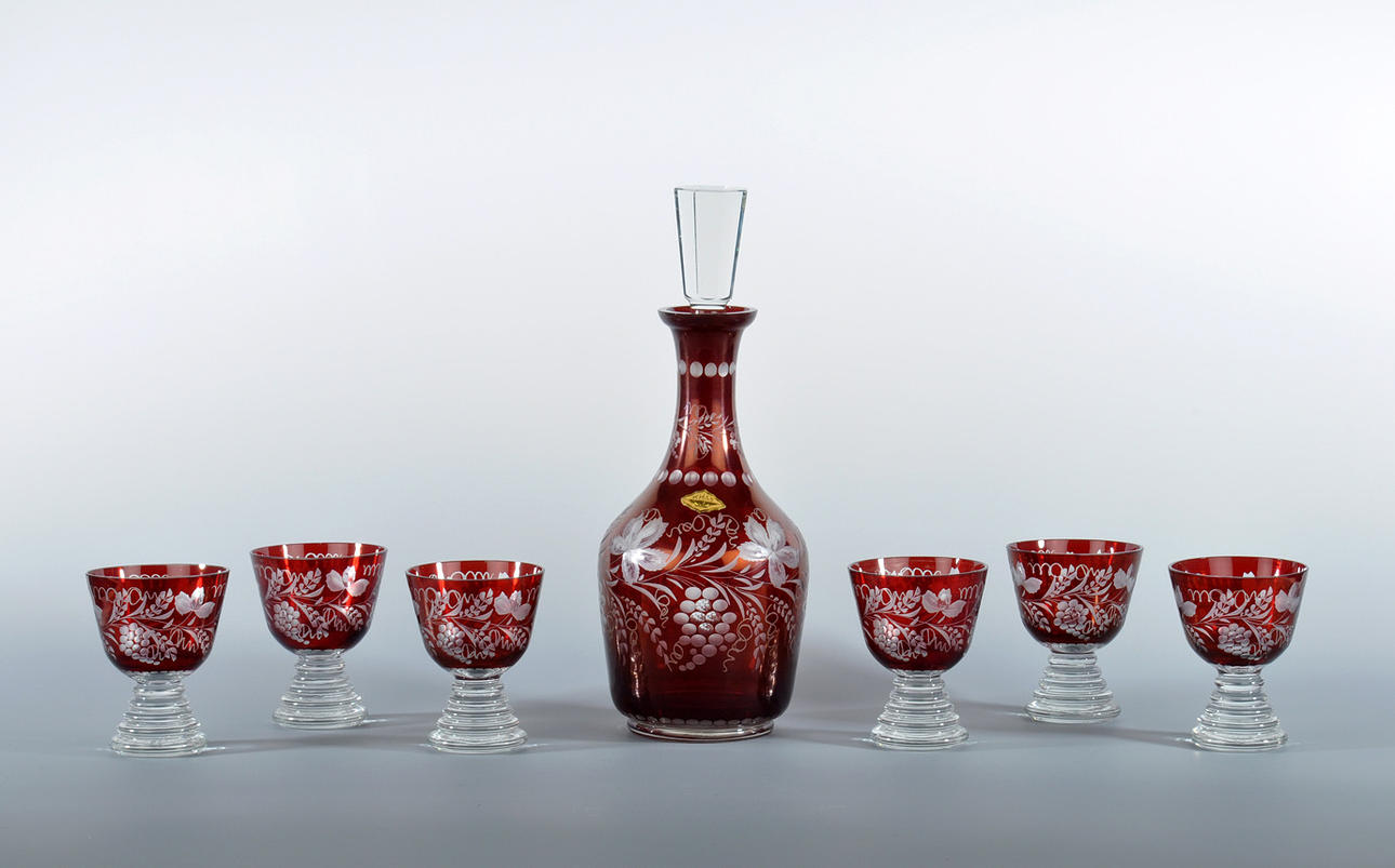 VINKARAFF MED 6 GLAS. Kristallglas med slipad dekor. Facetterad plugg 1900-tal.