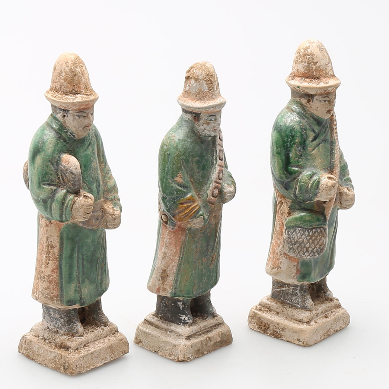 GRAVFIGURER i terracotta, 3 st, sen Ming dynasti, (1368-1644), Kina.