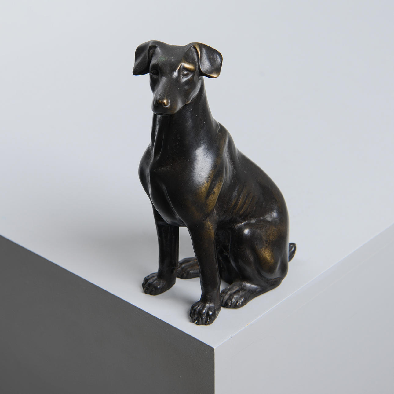 SKULPTUR, sittande hund, brons.