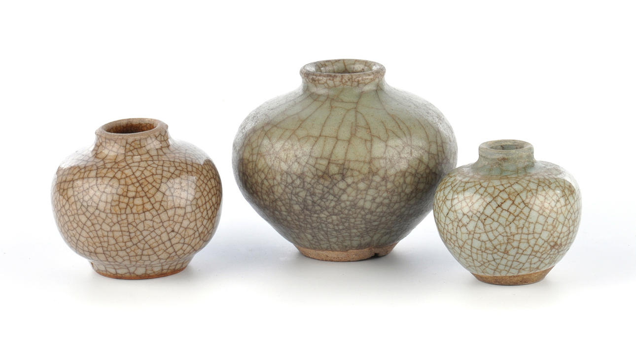 3 SELADON-GEFÄSSE, KRAKELLIERT. vas och förvaringsburkar. Glasyr från Ming-dynastin.