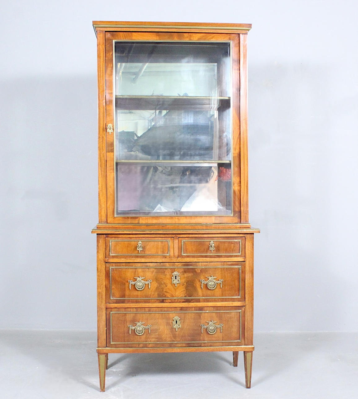 Showcase/countertop display case.