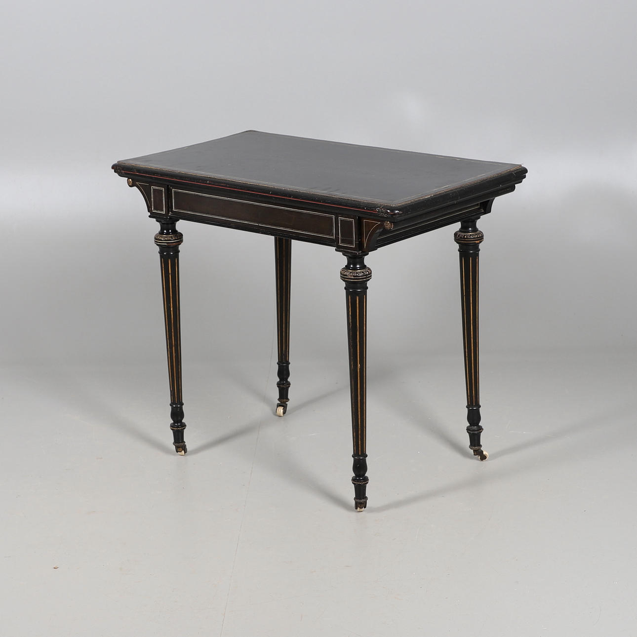 ETT EBONISERAT KORTBORD.